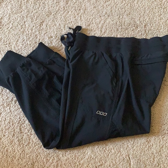 Lorna Jane cropped Sporty pants - Picture 2 of 6